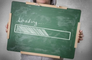 Kara tahta üzerinde yükleme ilerleme çubuğu