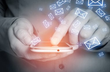 Erkek el e-postaları okumak için akıllı telefon kullanarak closeup.