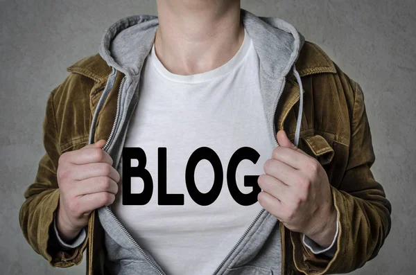 Uomo che mostra il titolo BLOG sulla t-shirt — Foto Stock