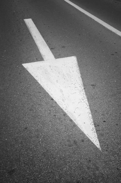 Weißer Pfeil auf der Straße — Stockfoto
