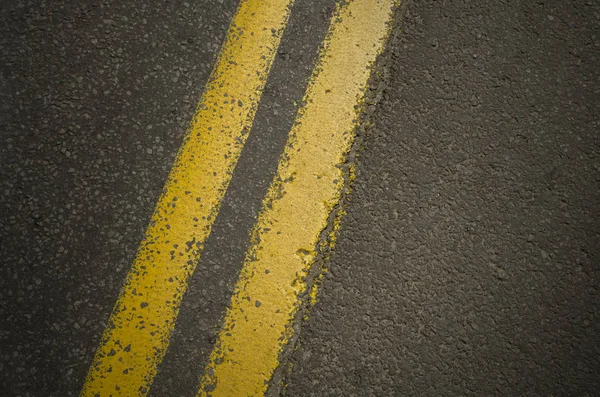 アスファルトの道路に二重黄色ライン. — ストック写真