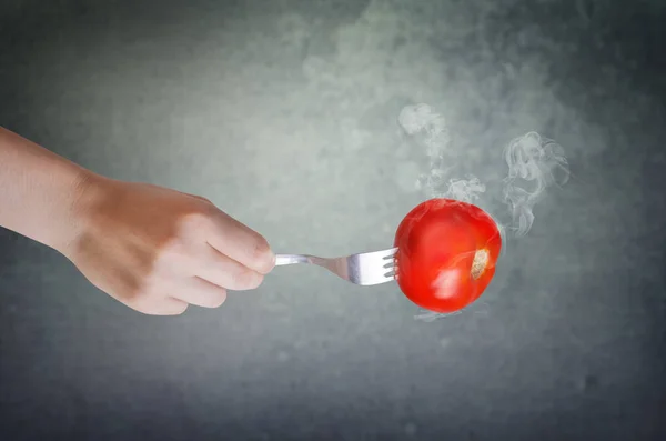 Tomate rouge sur une fourchette. — Photo