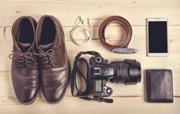 Overhead of essentials homem moderno em fundo de madeira . — Fotografia de Stock