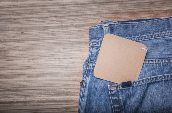 Calça jeans azul em fundo de madeira com espaço de cópia — Fotografia de Stock