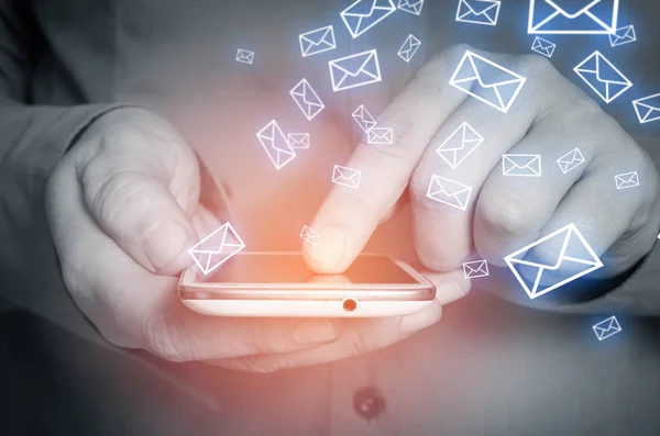 Erkek el e-postaları okumak için akıllı telefon kullanarak closeup.