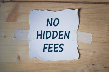 Kağıt Not ahşap tahta üzerinde yırtık. Hiçbir gizli ücretler mesaj. 