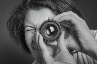 Fotoğrafçı kamera lens ile 