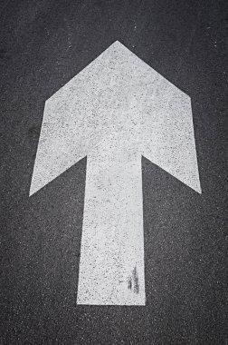 Asfalt yol üzerinde beyaz ok