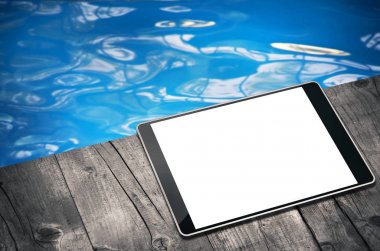 Havuzun yanında tablet bilgisayar