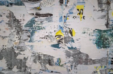 Eski grunge duvarında renkli yırtık posterler 