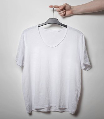 beyaz zemin üzerinde boş t-shirt