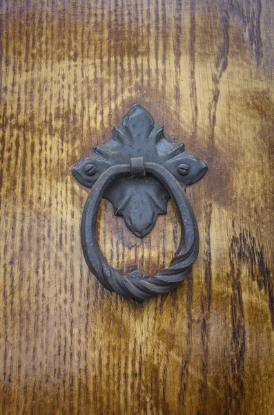 Iron knocker on old wooden door — Stock Photo, Image