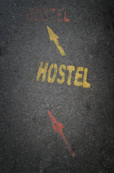 路上のホステルの標識 — ストック写真