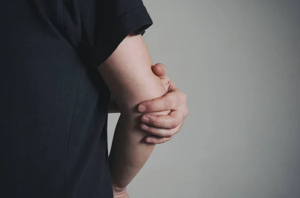 회색 배경 위에 팔꿈치에 통증 — 스톡 사진