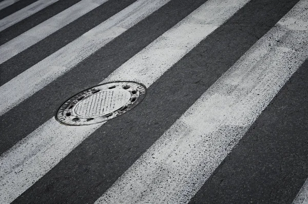 Crosswalk. Zebra tráfego andar caminho fundo . — Fotografia de Stock