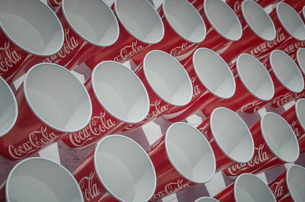 Coca Cola su bardak tazeleme noktasındaki maraton koşucular için. 