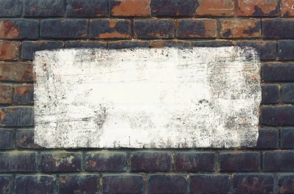 塗られた空白のバナーの背景で都市のコンクリートのレンガの壁 — ストック写真