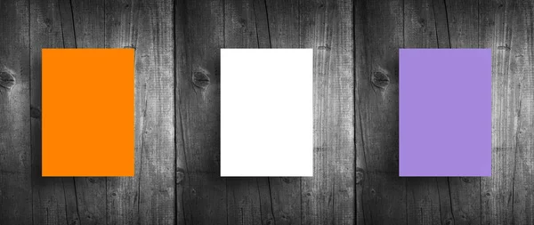 Tre cornici bianche su parete di legno — Foto Stock