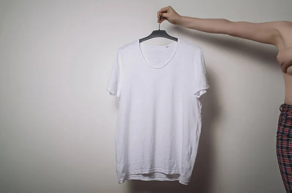 Fille avec torse nu tenant un T-shirt blanc dans sa main — Photo