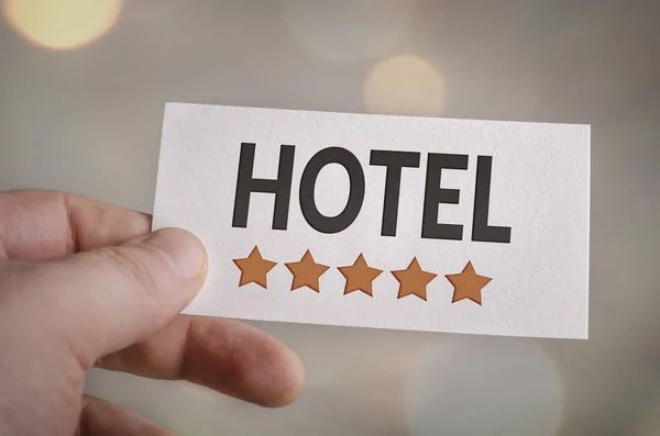 Fünf-Sterne-Hotelkarte in der Hand — Stockfoto