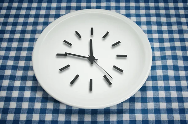 Ρολόι στο πιάτο — Φωτογραφία Αρχείου
