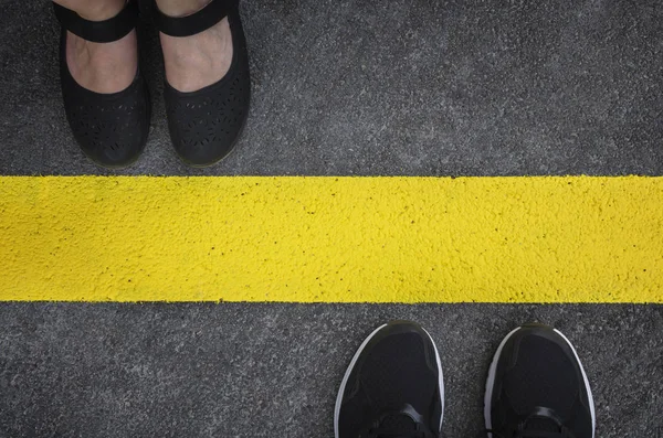 Jambes d'un couple debout l'un en face de l'autre — Photo