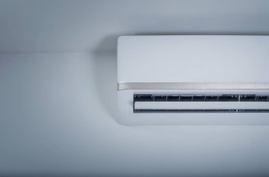 Tatlı beyaz Klima odada - serin soğuk sesi