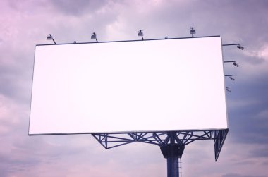 Boş billboard gökyüzü arka plan ile yeni reklam için hazır