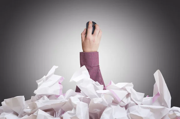 Souris d'ordinateur dans la main de l'homme d'affaires avec pile de papier froissé . — Photo