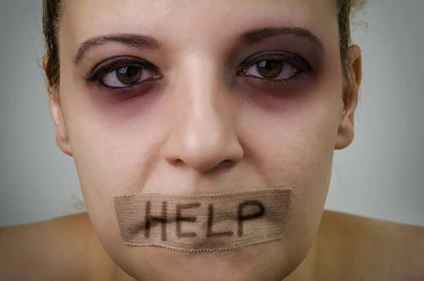 Retrato de mulher vítima de violência doméstica com boca gravada — Fotografia de Stock