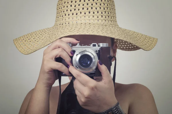 Fotógrafa con cámara vieja y sombrero — Foto de Stock