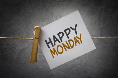 Mutlu Pazartesi kağıt Not eklemek için ip giysileri ile karanlık pimleri