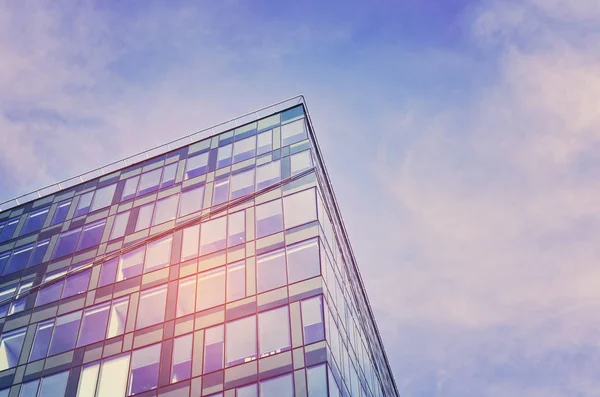 İş için parlak görünüm. Modern ofis bloğu bina.