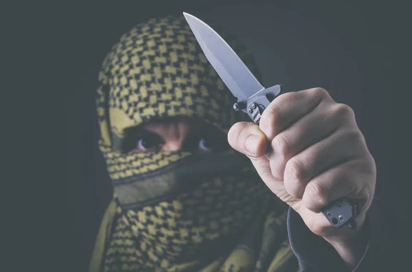 Maskierter Terrorist mit Messer — Stockfoto