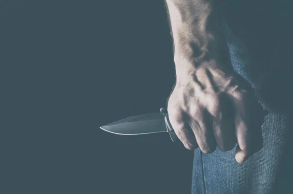 手にナイフを持った男。犯罪や暴力の概念. — ストック写真
