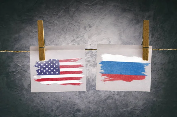 ABD ve Rus bayrağı kağıt kayda göre boyalı ip eklemek