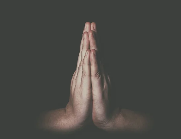 Mann Hände in Gebetsposition niedrig Schlüsselbild — Stockfoto
