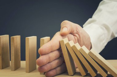 İşadamı elini arasında ekleme domino etkisi durdurma