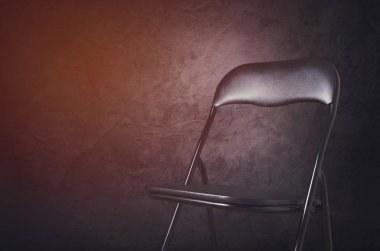 Karanlık bir arka plan boş röportaj sandalye.