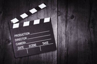 Film clapper tahta ahşap arka plan üzerinde