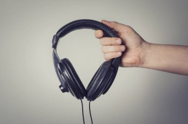 Kulaklık dışı arka plan üzerinde elinde