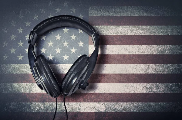 Kopfhörer auf Grunge-Hintergrund amerikanischer Flagge — Stockfoto