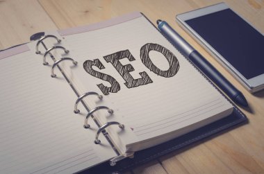 SEO (arama motoru optimizasyonu) tablo bir akıllı telefon ile bir defter
