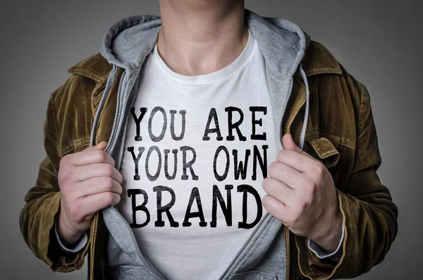 Adam sen Are Your kendi marka tittle t-shirt üzerine gösterilen. 