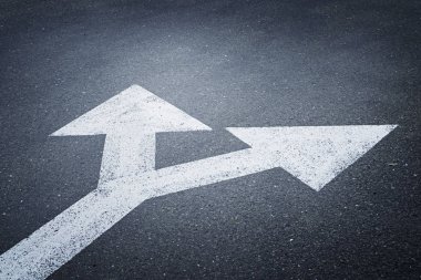 Bir asfalt yol seçtikleri kavram için bir çift yönlü ok sembolü