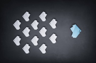 Out öne. Tam tersi şekilde aynı beyaz olanlardan bir mavi benzersiz mutlu Balık yüzme. Cesaret, güven, başarı, kalabalık ve yaratıcılık kavramı. 