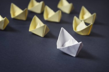 Liderlik kavramı - beyaz kağıt gemi grup önde gelen lider