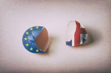 Kırık yumurta, Avrupa Birliği ve Birleşik Krallık bayrağı ile boyalı. Brexit kavramı.