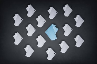 Out öne. Bir mavi benzersiz balık aynı beyaz olanlar ters şekilde Yüzme.