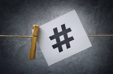Sosyal Medya Web siteleri ve uygulamalar üzerinde gidişli konsept pazarlama viral web ağ medya etiketi olarak kullanılan Hashtag